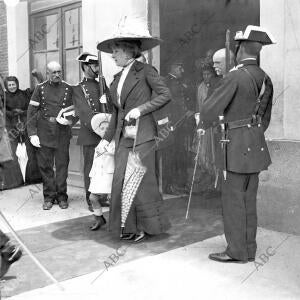 La Reina doña victoria y el príncipe de Asturias A su Llegada A Segovia para...