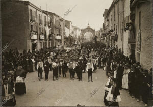 La calle mayor de Villarreal al paso de la solemne procesión de los Peregrinos...