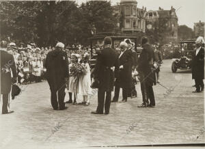 Los Niños Holandeses Dando la Bienvenida al presidente de la Republica Francesa...