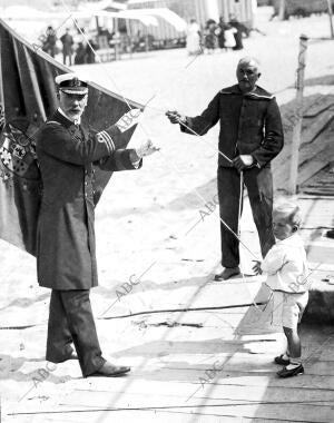 La familia real en san Sebastian: su alteza el príncipe de Asturias Arriando la...