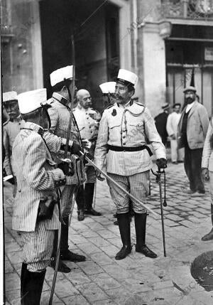 El capitán General, Sr. Echagüe, Recorriendo las Calles de Valencia para dar...