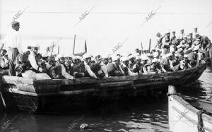 Soldados de infantería A bordo un lanchón Llevando una compañía A embarcar en el...