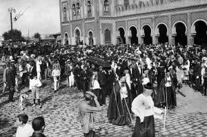 Cayetano Luca de tena A Sevilla aspecto de la plaza de Armas al ser Sacado el...