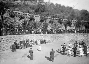 Baile de Sardanas ante Ss. Aa. la Infanta doña Paz y su Hija la Princesa Pilar