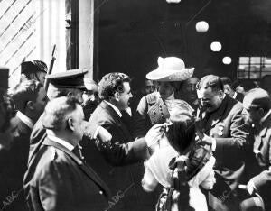 Visita de S.M. la Reina A la alpargatería de Juan Orts Miralles, en Elche, en...