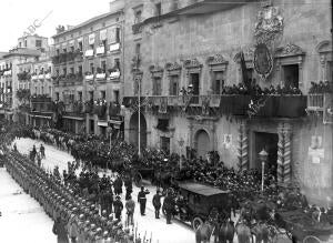 Ss.Mm. Asomados al balcón del Ayuntamiento, Correspondiendo A las Aclamaciones