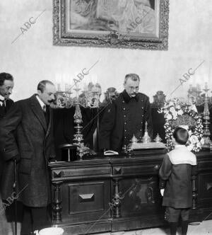 Don Amalio Gimeno en la recepción Celebrada en el ayuntamiento donde un niño le...