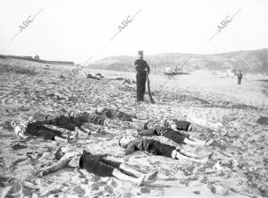 Los alumnos tomando un baño de sol en la playa después de una sesión de...
