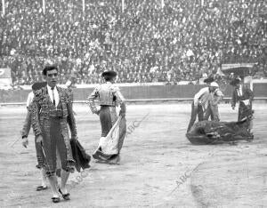 Pascual Bueno, después de dar muerte A uno de sus Toros