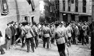 Colisión entre Carlistas y Radicales en la calle de Barrencalle, de Eibar, donde...