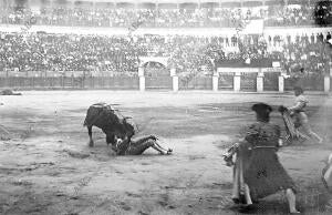 Cogida de Rafael Gómez por el segundo Toro