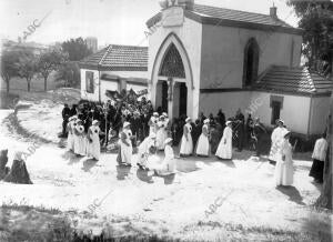 La solemne procesión para dar la comunión A los Enfermos, al salir de la capilla