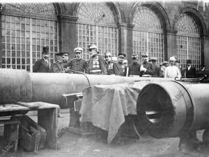 Don Alfonso Xiii Visitando los Talleres de la fábrica nacional de Cañones...