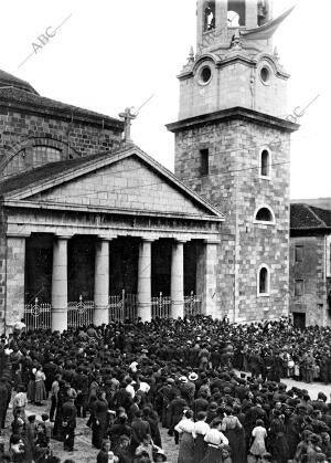 La iglesia de santa Maria, de Bermeo y sus Inmediaciones durante los Solemnes...