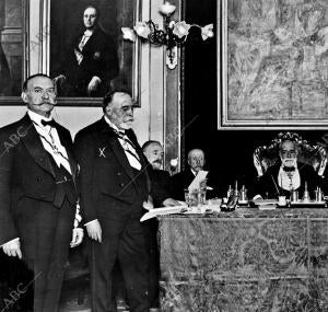 Sr. D. Ramón Fernández Hontoria, Conde de Torreánaz (X), al tomar posesión del...