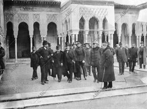 D. Alfonso Xiii Visitando el patio de los Leones, de la Alhambra, acompañado de...