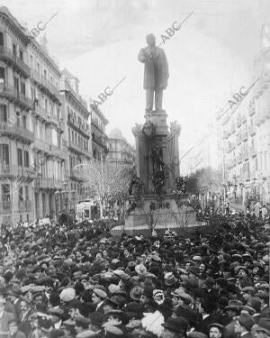 Los Orfeonistas Cantando ante el monumento A Clavé, Rodeados por Inmensa...