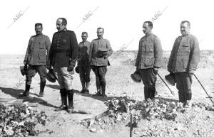 El general Burguete en el cementerio del carmen, de Melilla, rezando ante la...