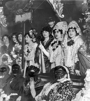 Las Artistas de Lara en el palco del jurado del baile de la asociación de...