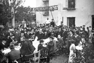 Benavente Dando las Gracias después del banquete que le Ofrecieron los...