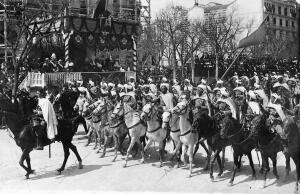 Desfile de la caballería mora ante la tribuna Regia Instalada en el paseo de la...