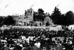 Una escena del primer acto De "la Arlesiana", Interpretada al aire libre en...