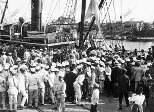 Desembarco en Sevilla del Vapor "Canalejas" de Heridos Procedentes de Larache