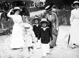 Ss.Aa.Rr. el príncipe de Asturias y los Infantes durante uno de sus Paseos por...