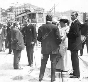 El general marina Ofreciendo sus Respetos A Ss.Mm. en una calle de Santander