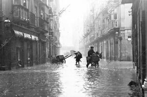 La calle de Atarazanas, una de las Principales de la población donde el comercio...