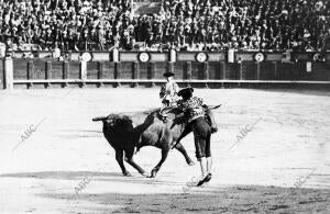 El diestro Larita en un par de Banderillas Cortas al cambio