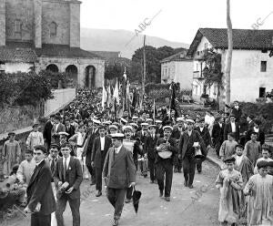 Llegada de las Comisiones Jaimistas para celebrar el gran mitin de Amorebieta