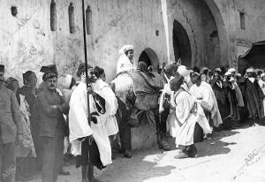 El Jalifa (X) Montando A caballo al salir de la Mezquita, después de hacer sus...