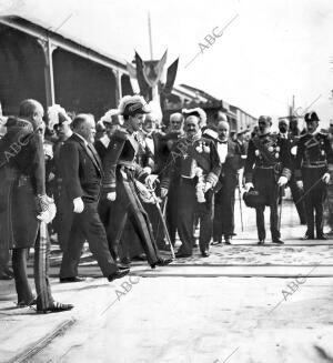 El presidente de la república Francesa (1) y D. Alfonso Xiii (2), Dirigiéndose...