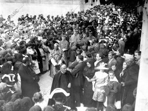 La comitiva fúnebre al salir del palacio arzobispal para llevar al cadáver A la...