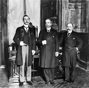 El ministro de la Gobernación, Sr. Sánchez Guerra (1), después de dar posesión...