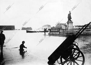 La plaza de Port-Villiers, en Chalon-sur-Saône, completamente inundada a...