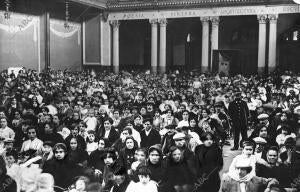 Obreros y sus Familias en el local donde se Celebró, Presidido por el director...