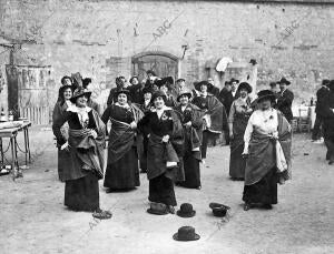 Las Distinguidas Actrices de la Compañia Plana-llano que Celebraron una fiesta...