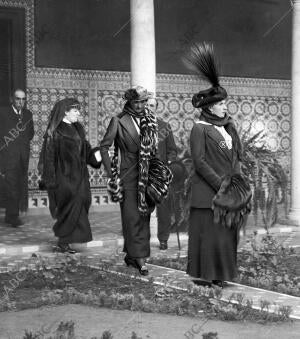 S.M. la Reina doña victoria Eugenia (X) con la Princesa de Metternich