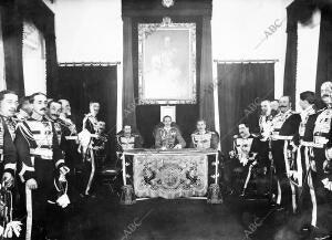 Real maestranza de Caballeria - el Rey en el Salon del trono Presidiendo una...