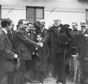 El capitán general de Cataluña Entregando las Llaves del primer grupo de Casas...