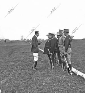 D. Alfonso Xiii Hablando con el general de la Remonta, Sr. Jaquetot y los...