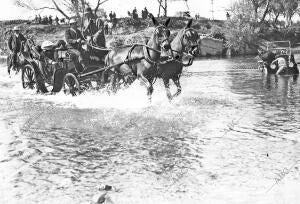 S.M. la Reina Atravesando en coche el río de los Ángeles, después del incidente...