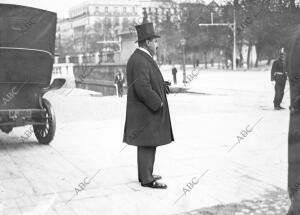 D. Gabriel Maura Gamazo al salir del palacio real después de ofrecer sus...