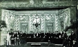 El ministro de la Gobernación, Sr. Sánchez Guerra, Presidiendo la sesión de la...