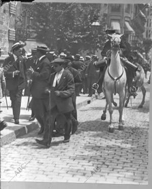 Los sucesos de anteayer en Barcelona: La policia deteniendo a dos de los...