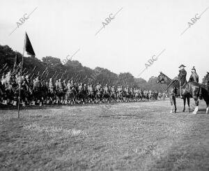 El famoso regimiento escocés durante su gran parada Anual, Celebrada en Hyde...