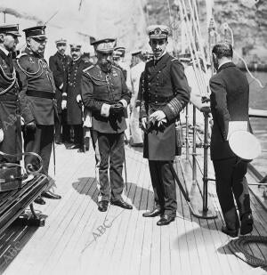 D. Alfonso Xiii, con sus Ayudantes, en la cubierta Del "Giralda", Anclado en...