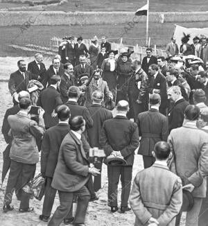 S. M. el Rey, D. Alfonso Xiii, después de ganar la Copa, Rodeado de los Socios y...